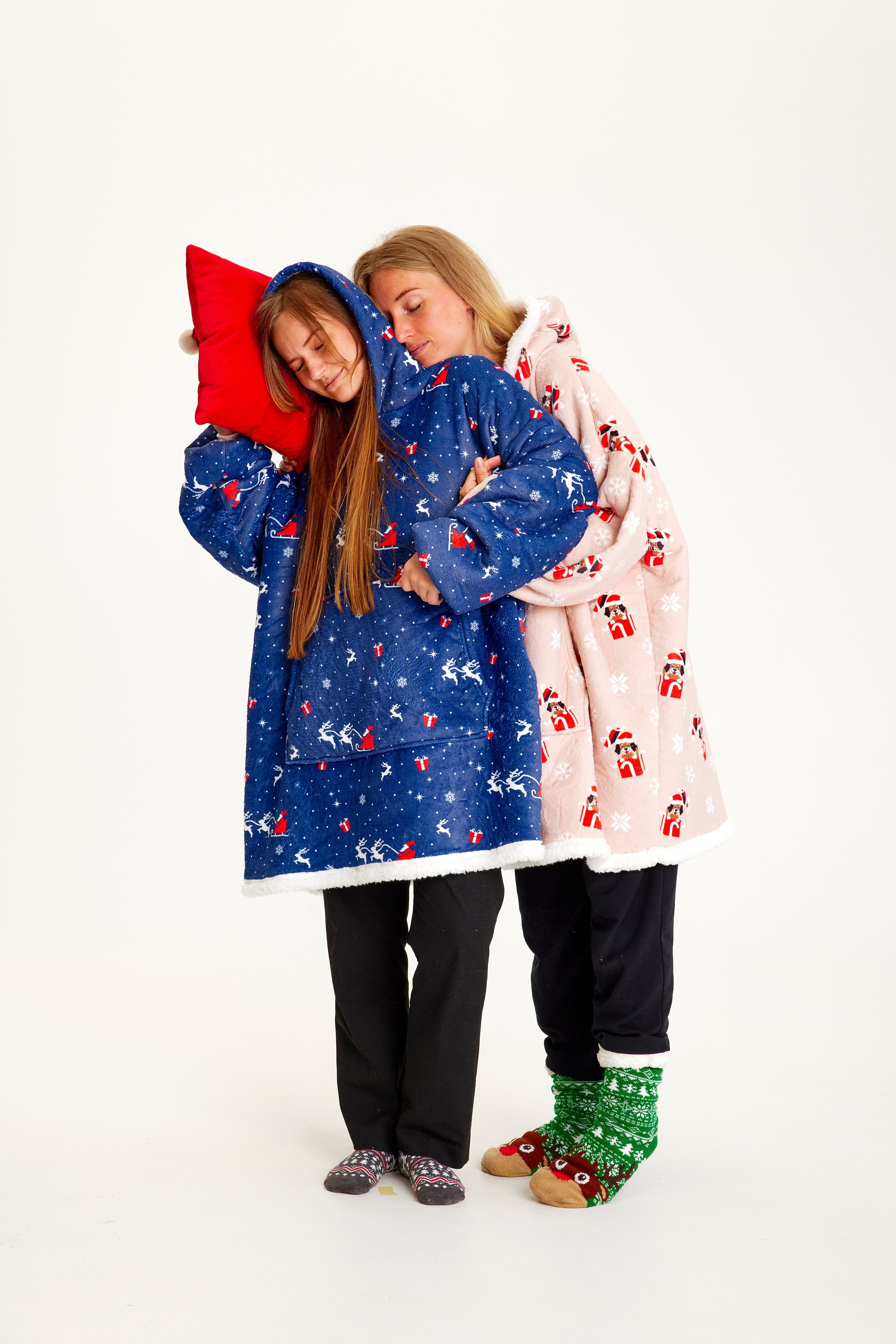 Två sovande kvinnor med varsin julig huvtröja.